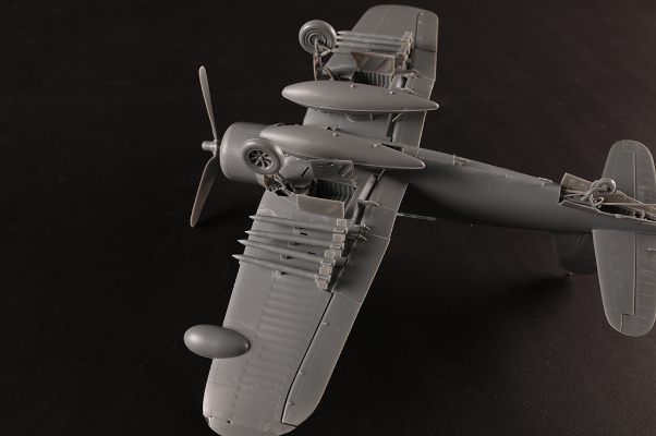 编号:80385 1/48 军用飞机系列 美国F4U-2“海盗”战斗机