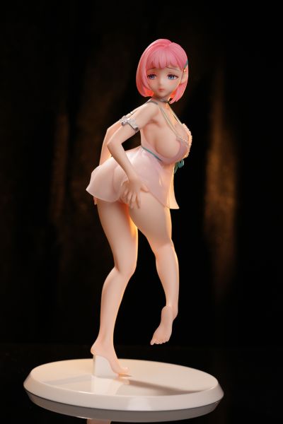 浴室中的睡衣女孩