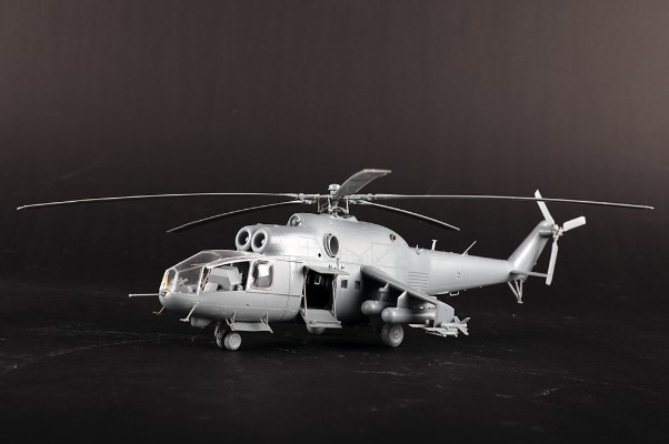 编号：05828 1/48 军用飞机系列 米-24A“雌鹿B”武装直升机