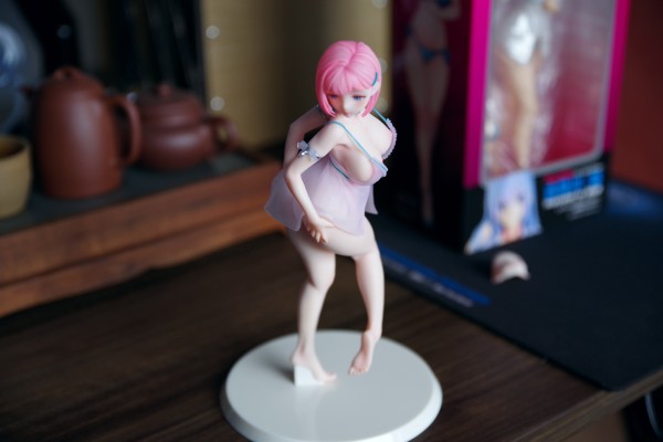 浴室中的睡衣女孩