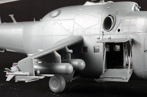 编号：05828 1/48 军用飞机系列 米-24A“雌鹿B”武装直升机