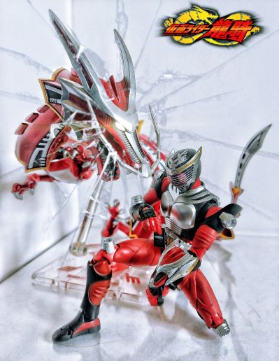 S.H.Figuarts   假面骑士龙骑与深红之龙套装
