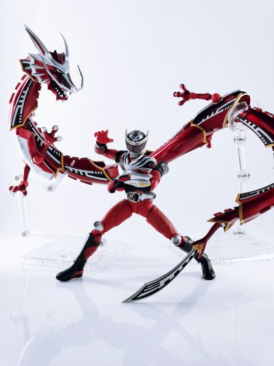 S.H.Figuarts   假面骑士龙骑与深红之龙套装