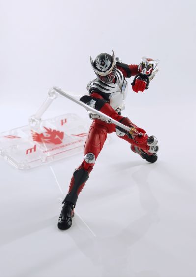 S.H.Figuarts   假面骑士龙骑与深红之龙套装