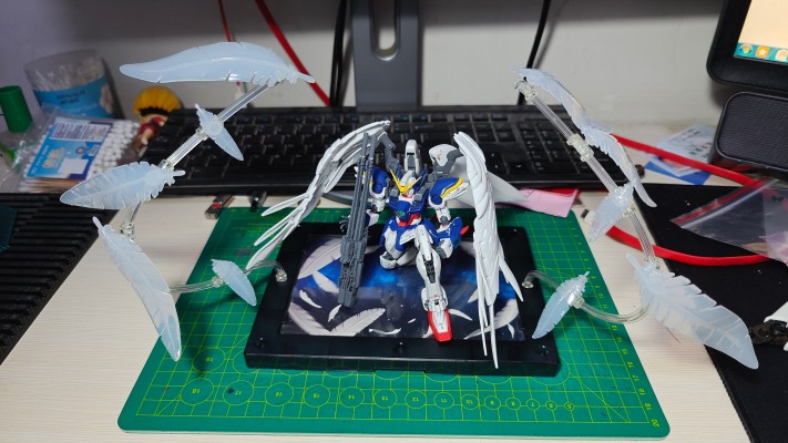 RG 新机动战记高达W: 无尽的华尔兹 XXXG-00W0 飞翼零式高达用“撒拉弗的羽毛”特效件