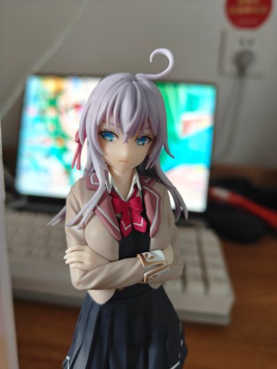 不时用俄语小声说真心话的邻桌艾莉同学动画版 Luminasta “艾莉”校服