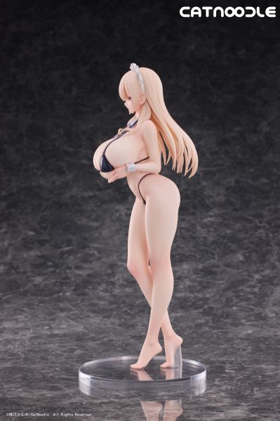 穿着比基尼的顺从女仆