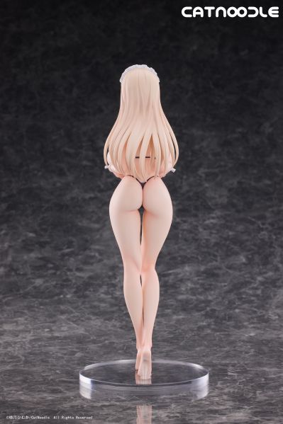 穿着比基尼的顺从女仆