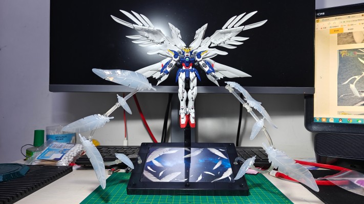 RG 新机动战记高达W: 无尽的华尔兹 XXXG-00W0 飞翼零式高达用“撒拉弗的羽毛”特效件