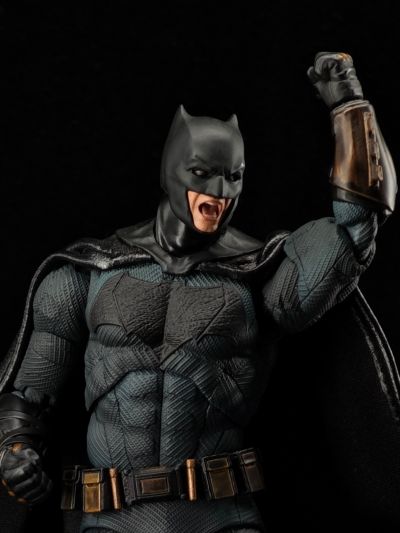 MAFEX 编号222  蝙蝠侠（正义联盟：扎克·施奈德版）