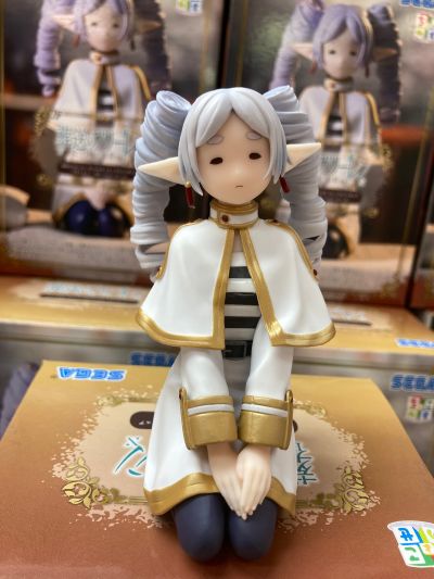 葬送的芙莉莲 小坐系列奖品人偶 “芙莉莲”～不小心烫成卷发了～