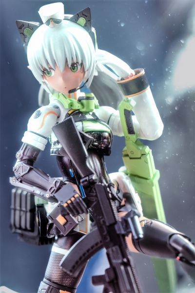 岛田文金艺术集 机甲少女 阿西娅 异色版 + FGM148 标枪反坦克导弹