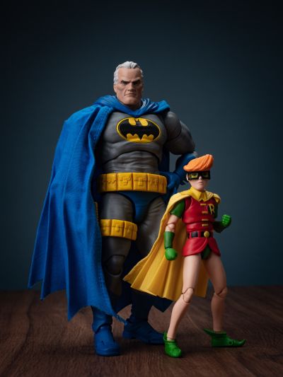 MAFEX No.139 蝙蝠侠：黑暗骑士归来 蝙蝠侠 Blue ver. ＆ 罗宾