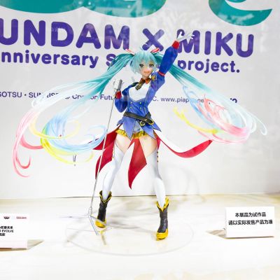 高达45周年联名初音未来 BPEV -高达联名款-珍藏人偶