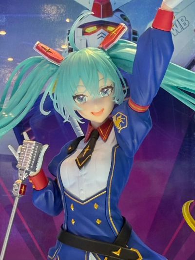 高达45周年联名初音未来 BPEV -高达联名款-珍藏人偶