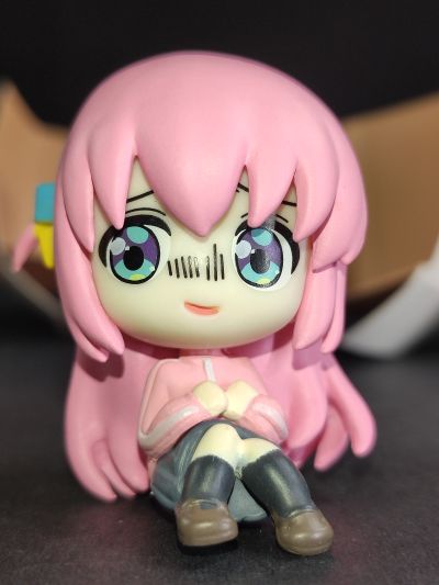 孤独摇滚！可以藏在纸盒里的纽带乐队坐姿人偶