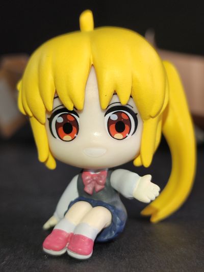 孤独摇滚！可以藏在纸盒里的纽带乐队坐姿人偶