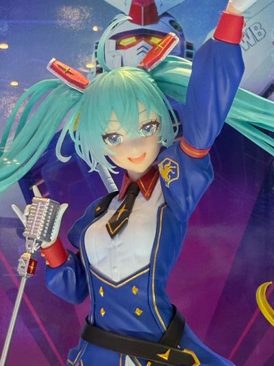 高达45周年联名初音未来 BPEV -高达联名款-珍藏人偶