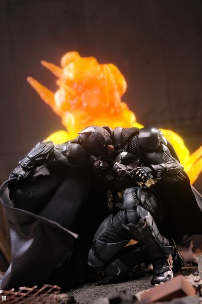 蝙蝠侠-阿卡姆骑士 v8.04战衣蝙蝠侠 1:12成品可动人偶