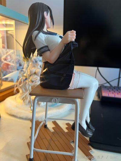 教室提裙的JK同学