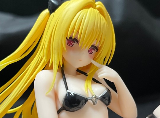 出包王女DARKNESS 泳圈少女人偶 金色暗影
