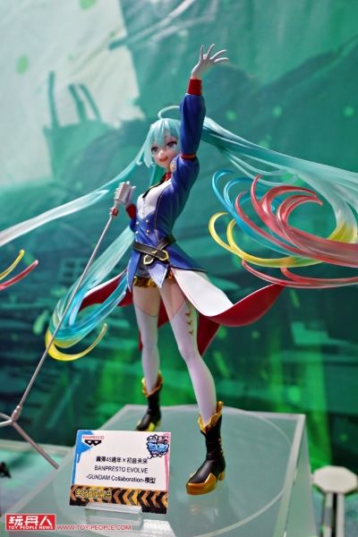 高达45周年联名初音未来 BPEV -高达联名款-珍藏人偶