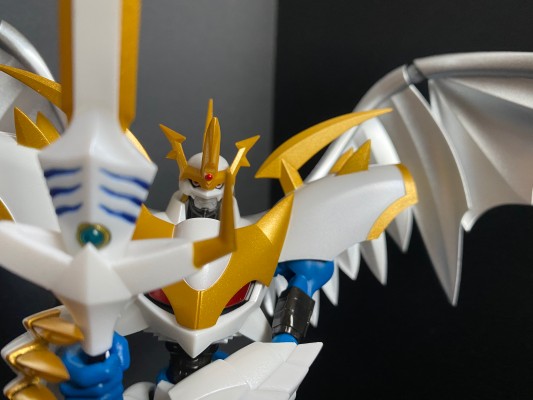 S.H.Figuarts 帝皇龙甲兽（圣骑士形态）