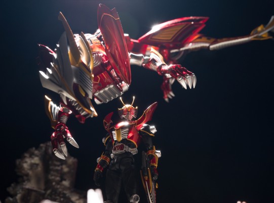 S.H.Figuarts  假面骑士龙骑生存形态与深红之龙强化形态（暂译）
