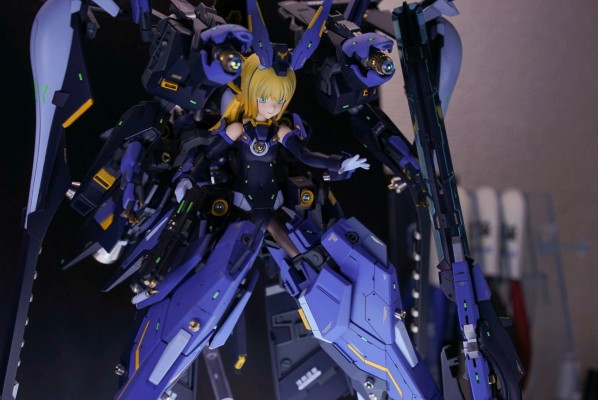 机甲少女 猎刃 与 外骨骼装甲猎刃