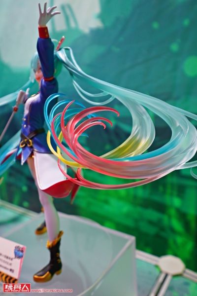 高达45周年联名初音未来 BPEV -高达联名款-珍藏人偶