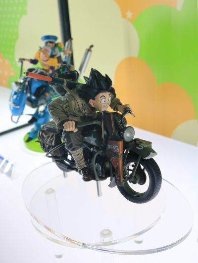 DESKTOP REAL McCOY EX 龙珠Z 孙悟空 与 军用摩托车