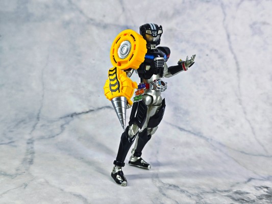 S.H.Figuarts 假面骑士驰骑 假面骑士驰骑 狂野型