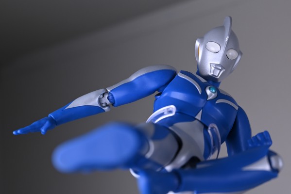 S.H.Figuarts 高斯奥特曼 月神形态