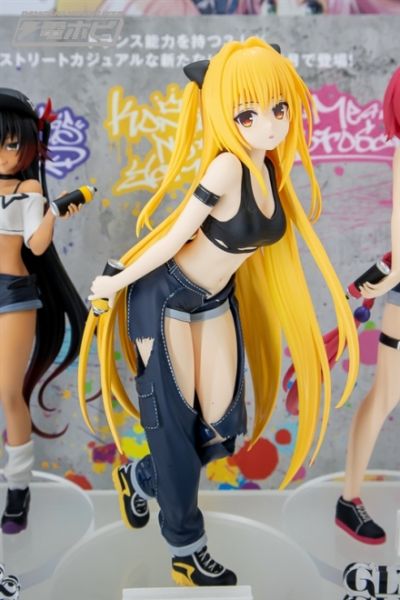 出包王女DARKNESS 独特魅力 金色暗影 街头造型