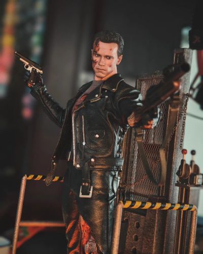 《终结者2：审判日》 T-800(战损版)(2.0) 1:6比例珍藏人偶