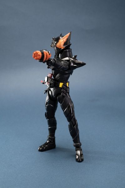 S.H.Figuarts 假面骑士创骑 兔子坦克危险形态 平成世代版