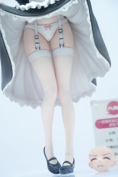 一脸嫌弃表情的妹子给你看内裤 女仆伊东千岁