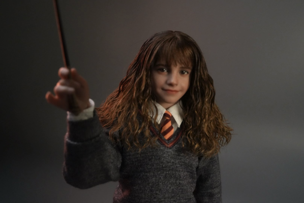 哈利波特与魔法石 赫敏·格兰杰（学院服）1/6收藏级可动人偶