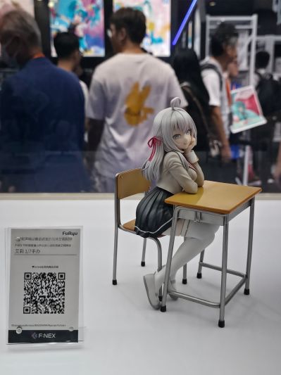 不时用俄语小声说真心话的邻桌艾莉同学 艾莉