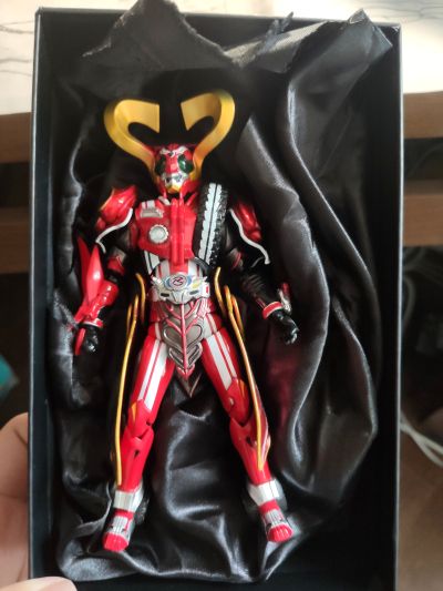 S.H.Figuarts  驰骑外传：假面骑士马赫 / 假面骑士心骑 假面骑士心骑 奇迹型