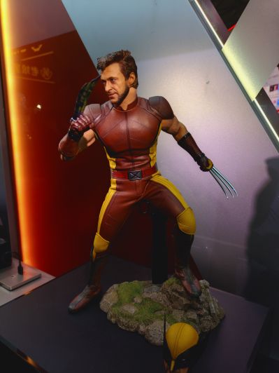 《死侍与金刚狼》金刚狼(经典棕色战衣) 1:6比例珍藏人偶