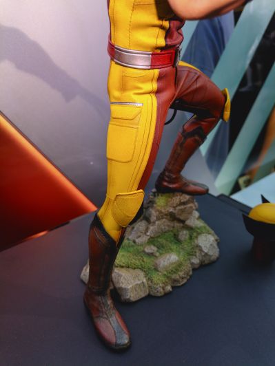 《死侍与金刚狼》金刚狼(经典棕色战衣) 1:6比例珍藏人偶